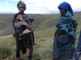 Lesotho Wanderschuhe verschenken, winkende Schulkinder